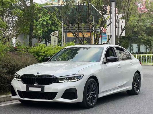 白色宝马3系停在林荫路旁