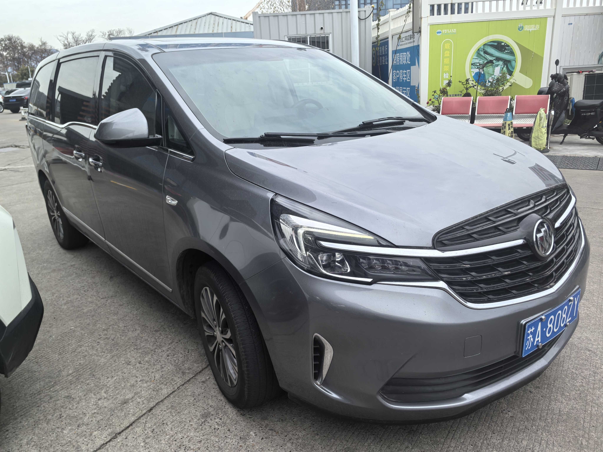 陨铁灰别克 GL8外观