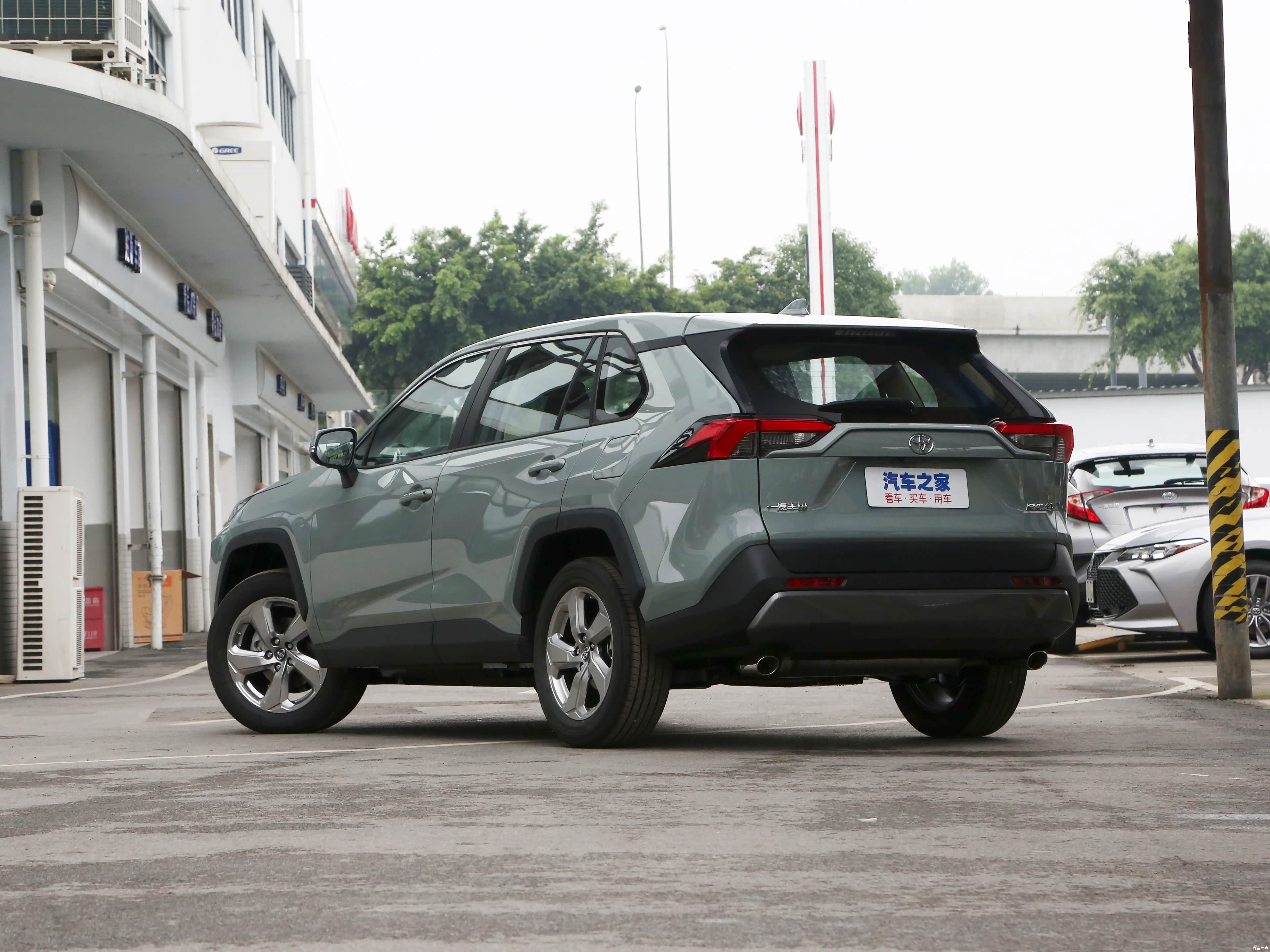 铂金白丰田 RAV4荣放外观